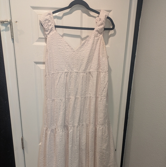 Old Navy Dresses & Skirts - Old Navy Elegant Cream Sleeveless Dress